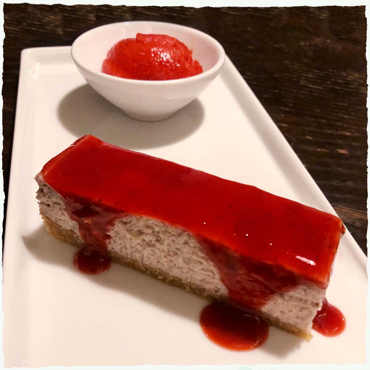 Cheesecake alle fragole e ricotta al forno con sorbetto alla fragola | Strawberry & ricotta baked cheesecake with our handmade strawberry sorbet